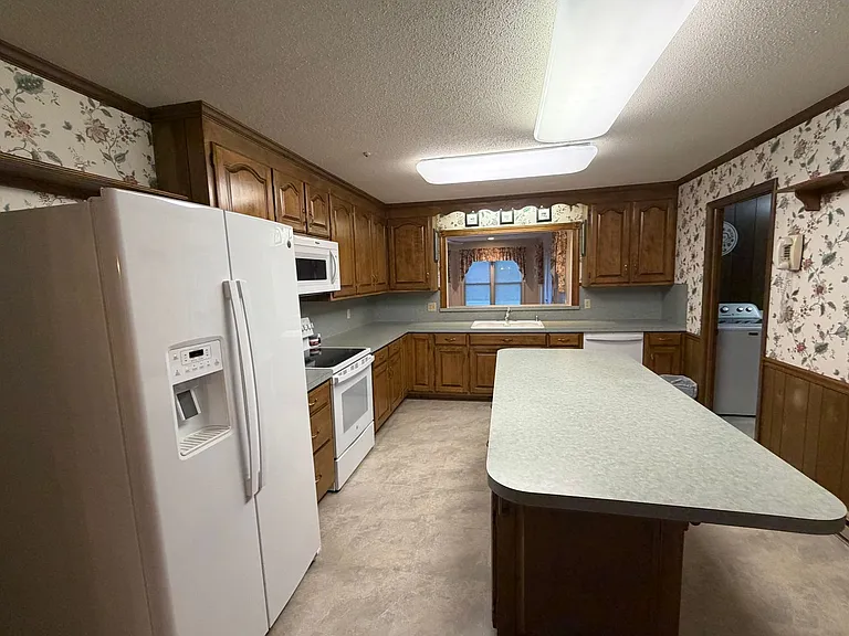 6811 Oakdale Rd — Photo 7