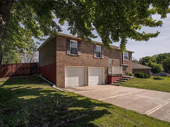 2nd image of 820 NE Cambridge Dr