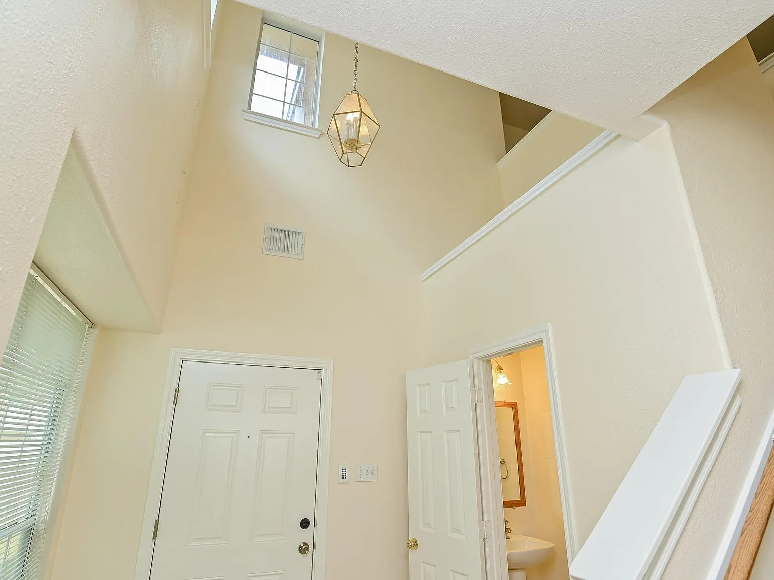 3 bed, 2.5 bath, 1645 sqft, $1,800 — Photo 3