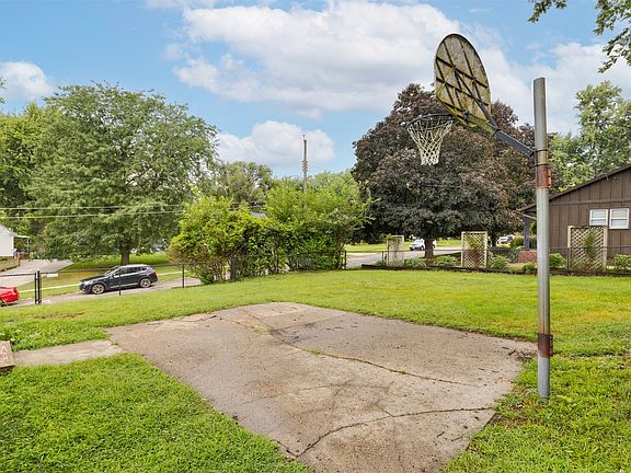 4th image of 6409 Roseland Dr