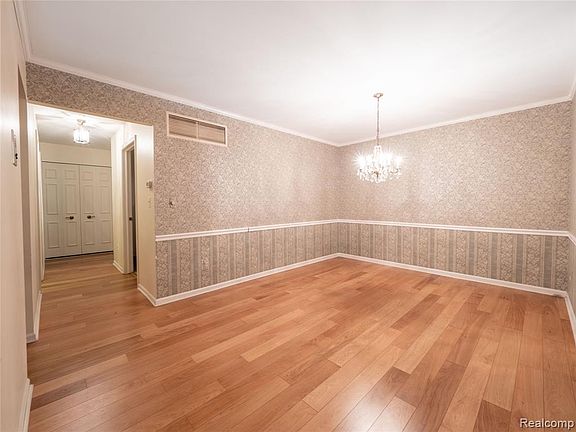 5th image of 42160 Woodward Ave Unit 13