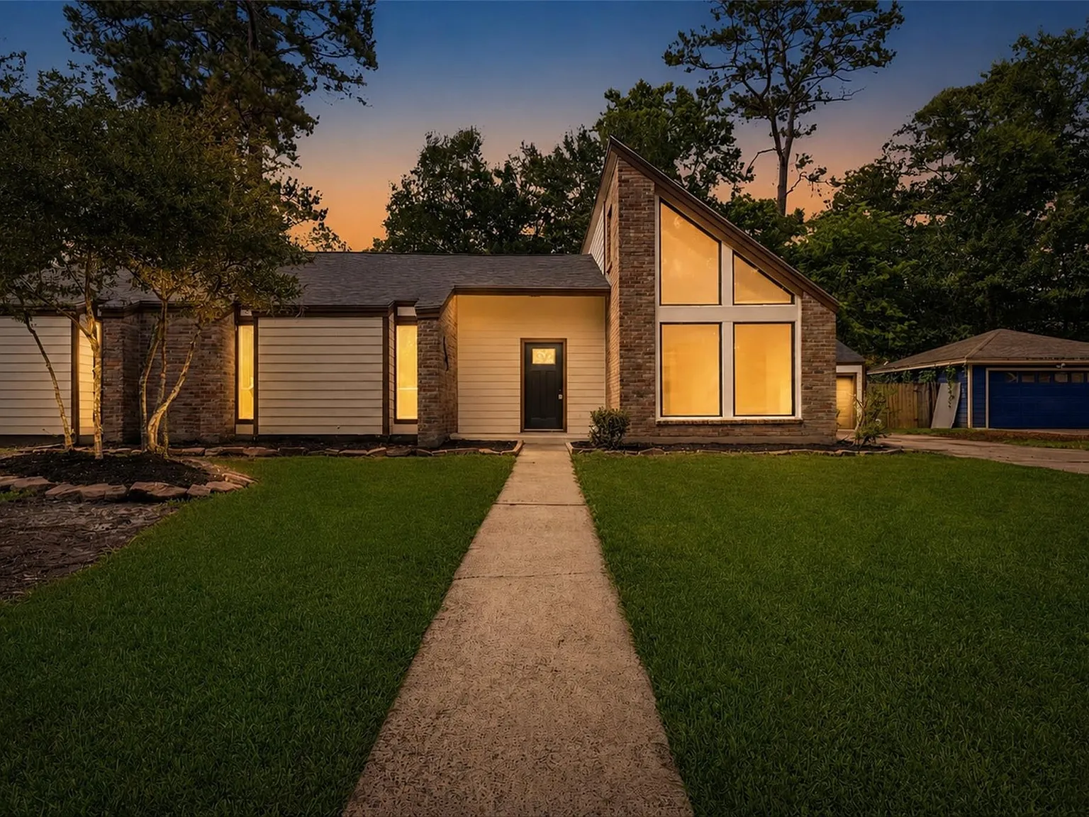 4 bed, 2.0 bath, 1878 sqft, $2,600 — Photo 2