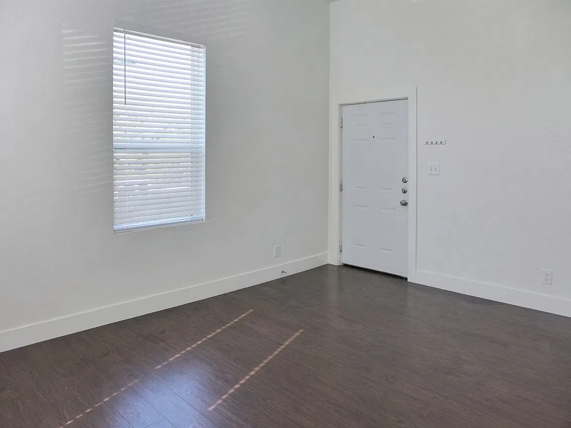 1 bed, 900 sqft, $1,100 — Photo 2