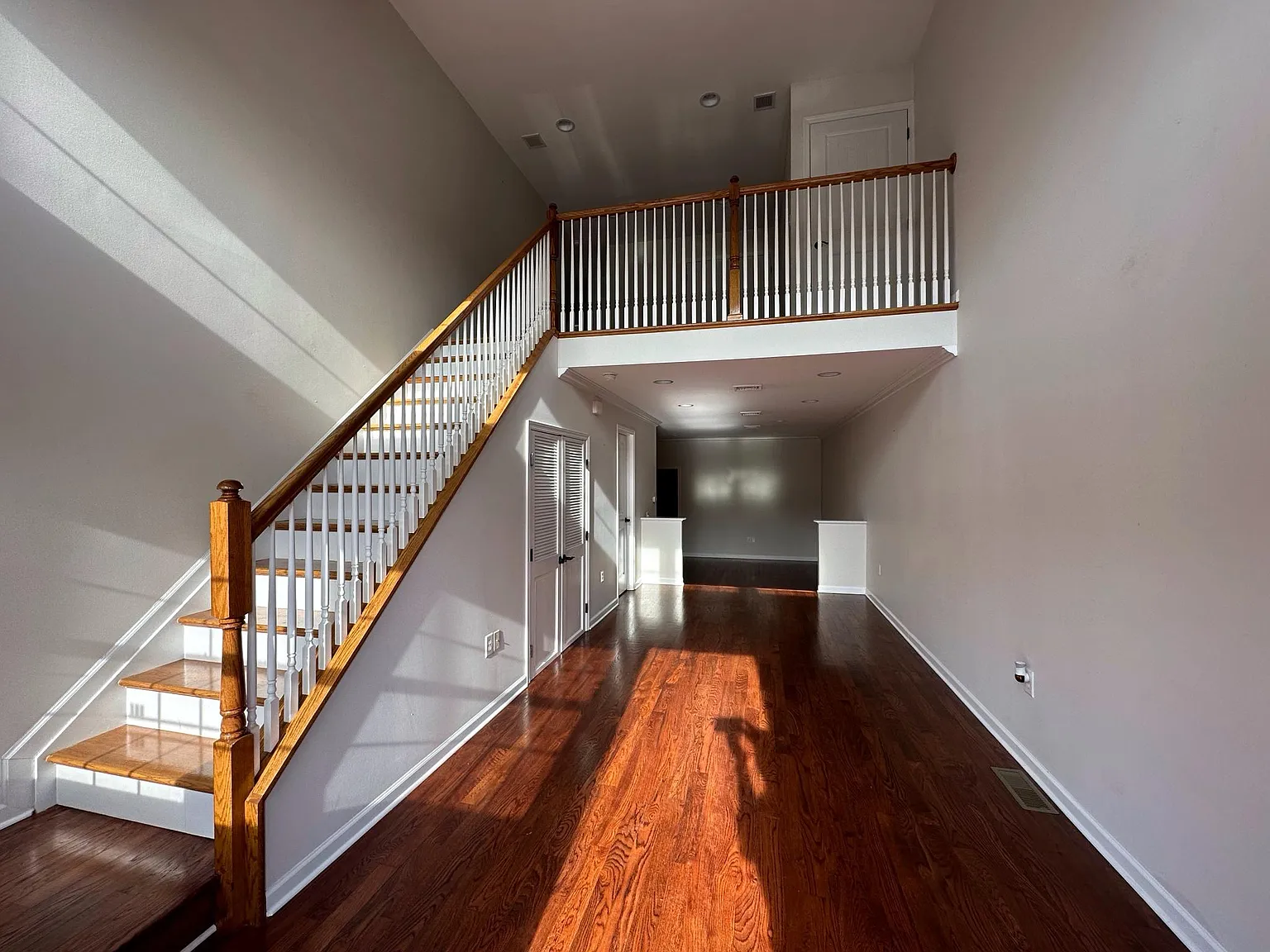 3 bed, 2.5 bath, 2400 sqft, $2,800 — Photo 2