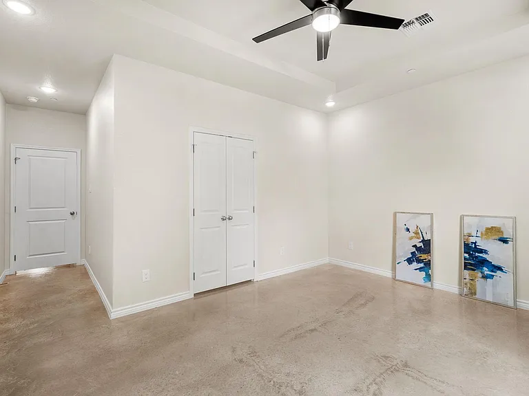 410 W Avenue C — Photo 14