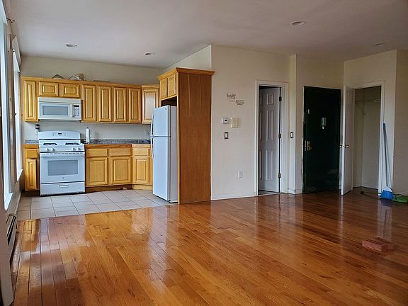 5th image of 389 Herzl St #3