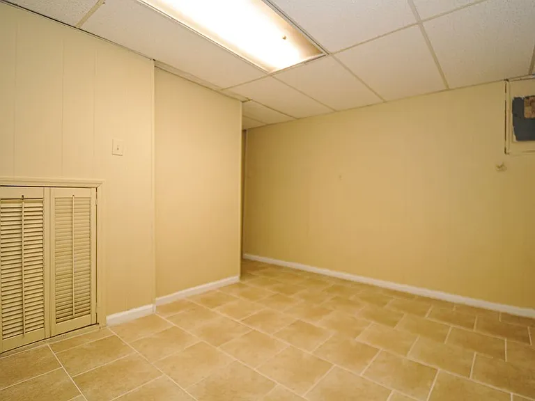 513 W Potter St — Photo 47