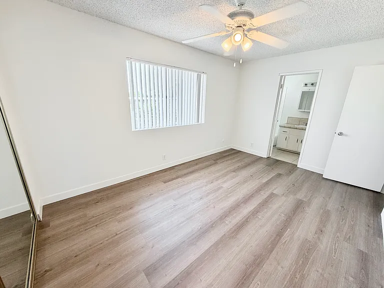 66 S Grand Oaks Ave — Photo 21