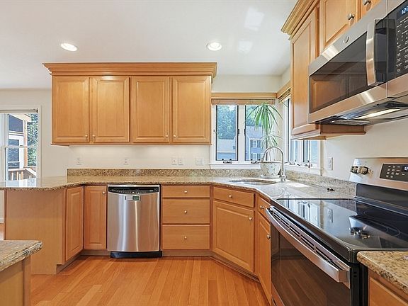 3rd image of 6 Oakwood Ct