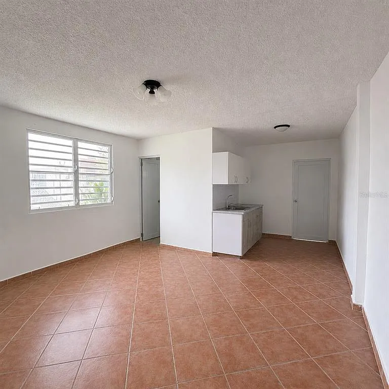 1 bed, 1.0 bath, 400 sqft, $700 — Photo 2