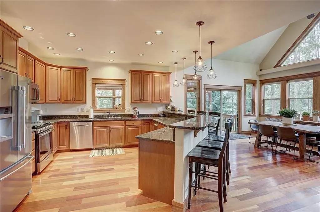 3 bed, 3182 sqft, $9,250 — Photo 4