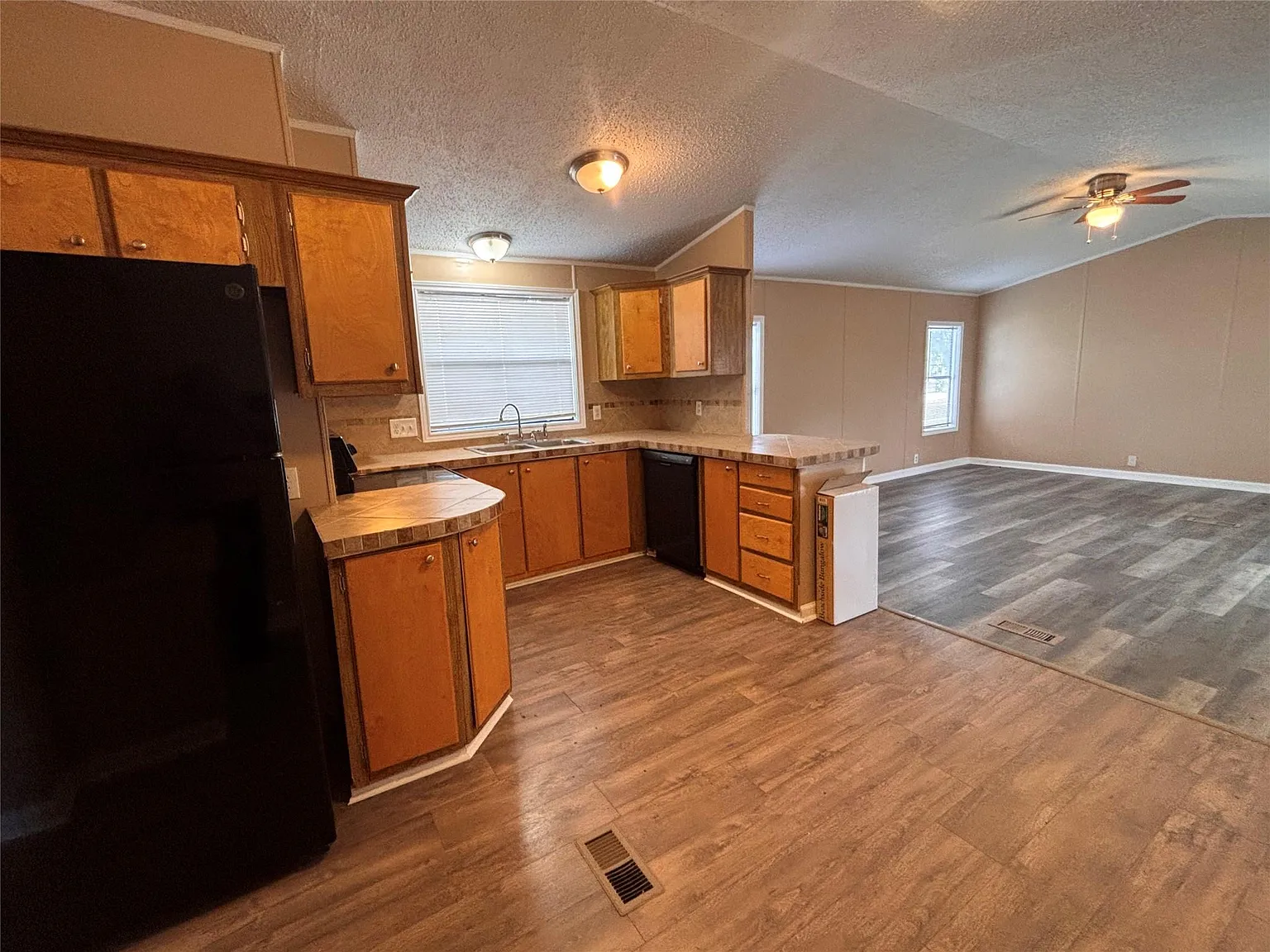 3 bed, 2.0 bath, 1150 sqft, $1,300 — Photo 4
