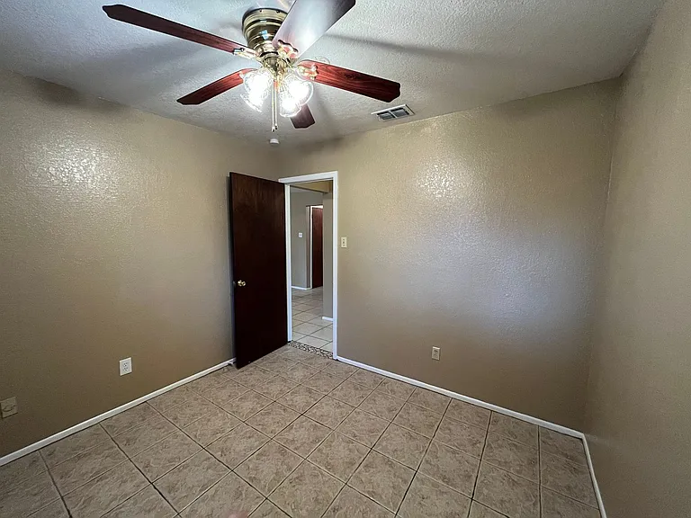 2118 Meadowgrove Dr — Photo 18
