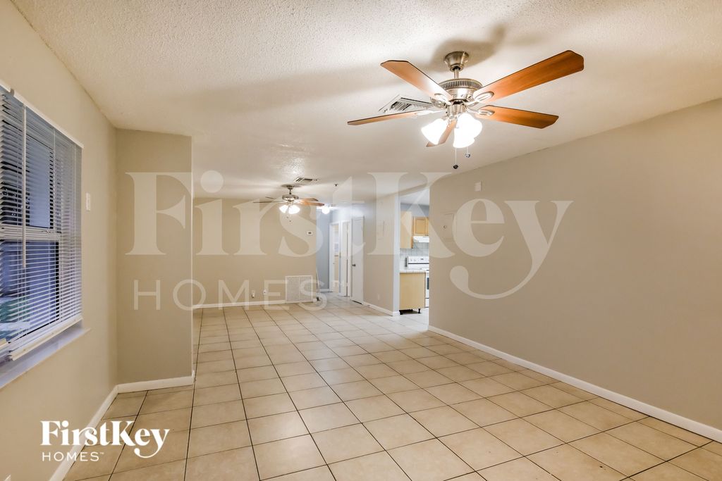 800 SW 9th Ct, photo 3