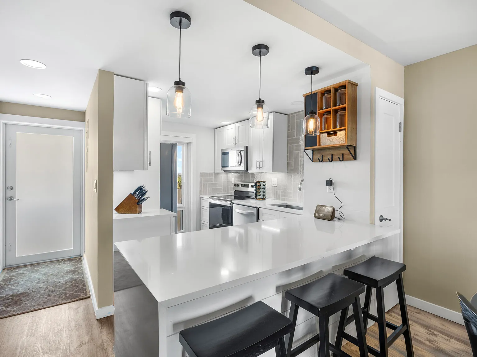 2 bed, 2.0 bath, 975 sqft, $3,500 — Photo 2