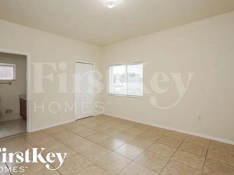 428 SE 12th Ter — Photo 9