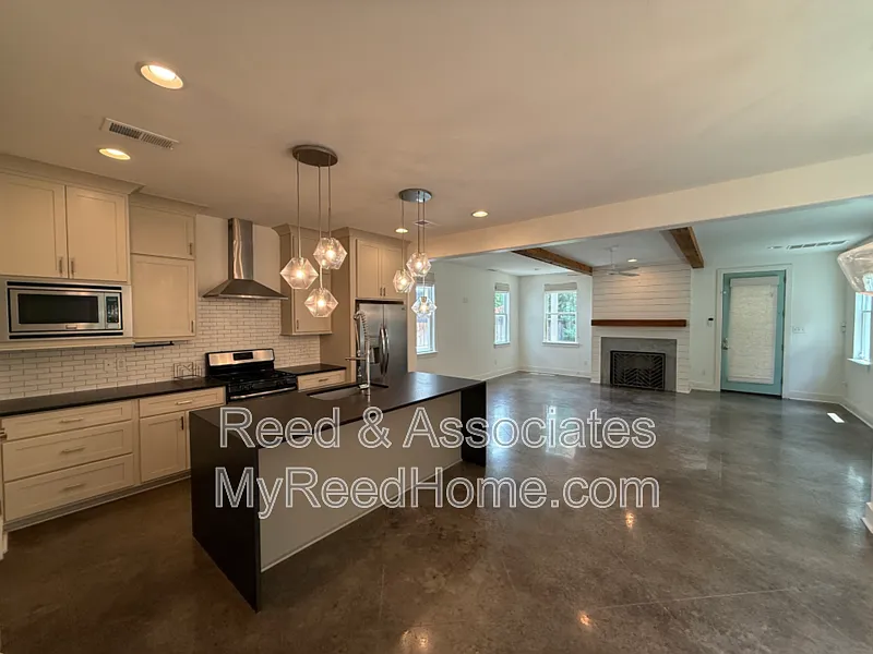 3 bed, 2.5 bath, 2303 sqft, $2,495 — Photo 2
