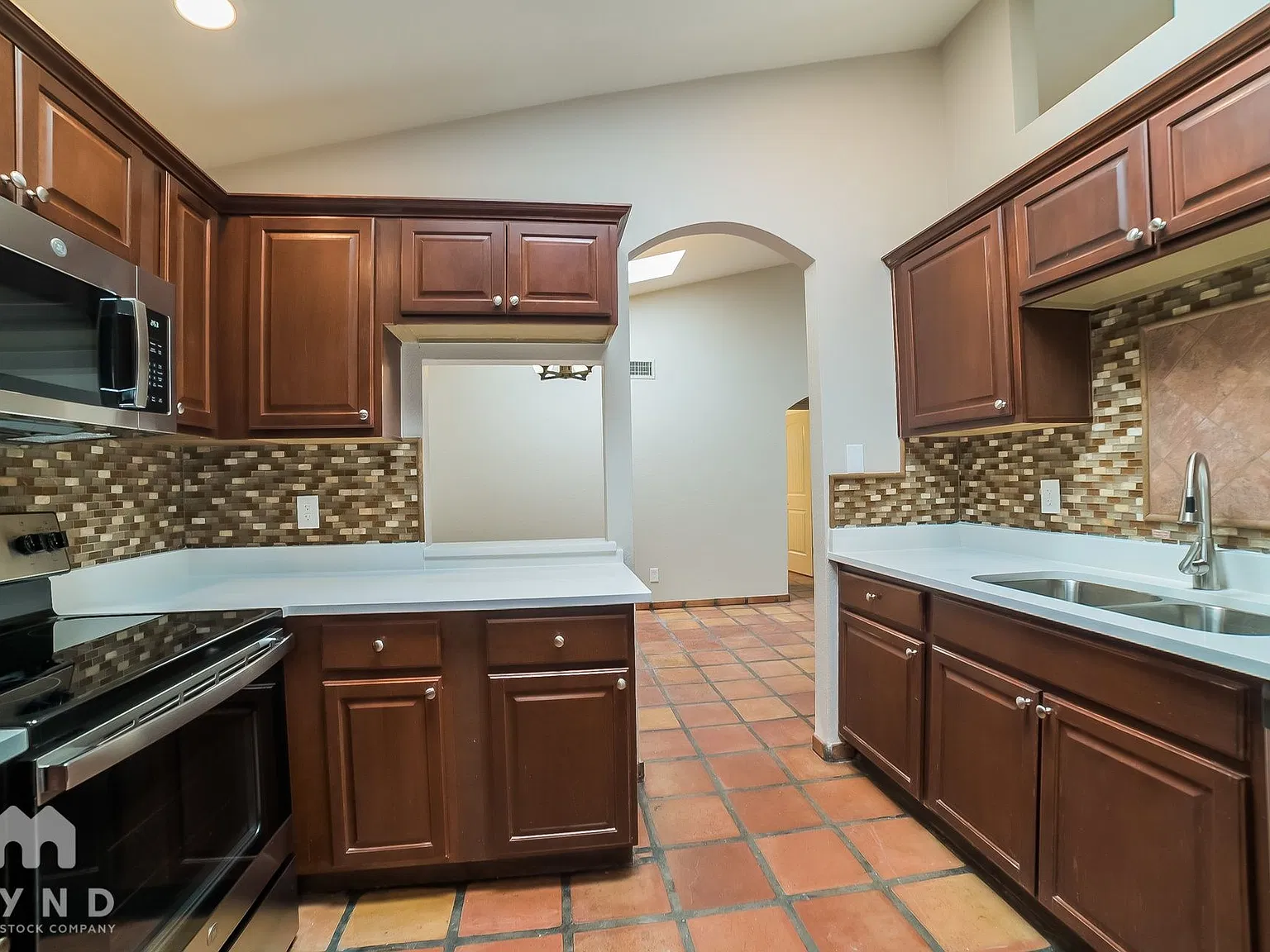 3 bed, 2.0 bath, 1283 sqft, $2,095 — Photo 2