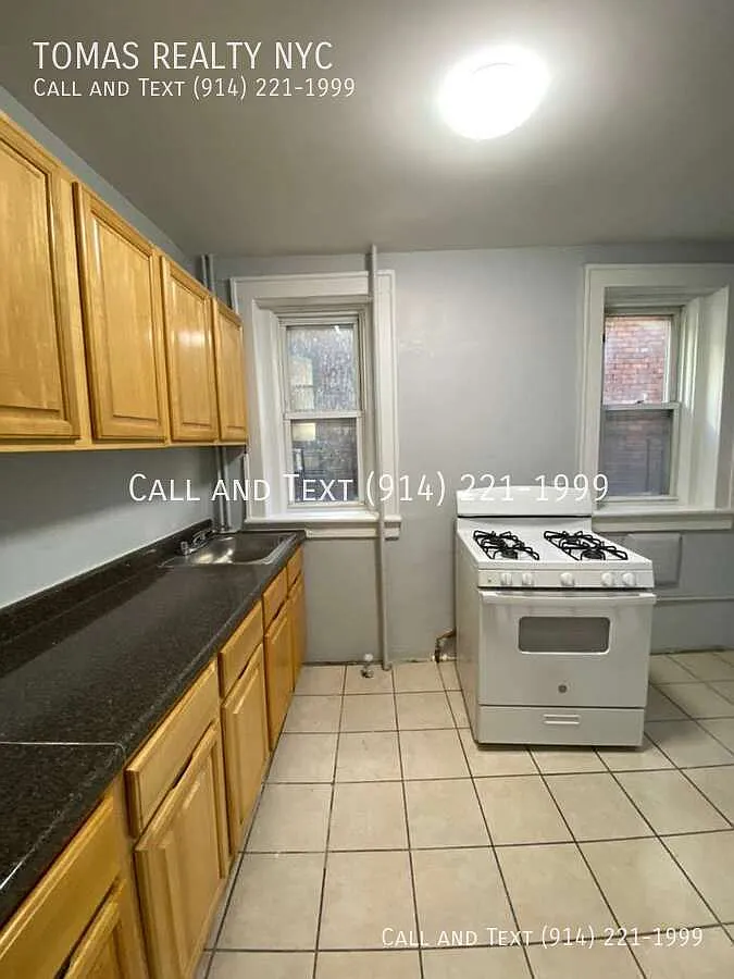 Building Photo - 107 Elm St #2