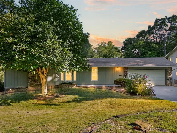 8 London Dr, Bella Vista, AR 72715