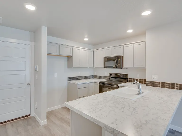 11037 W Crestwater Ln — Photo 6