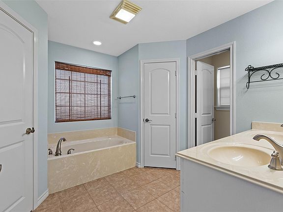 5th image of 407 Austin Acre