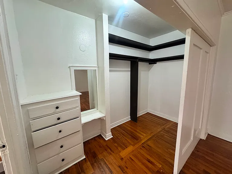 DE MILLE MANOR — Photo 13