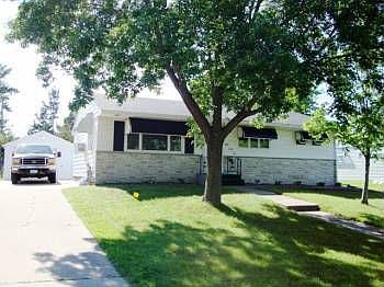 1st image of 845 22nd Ave N