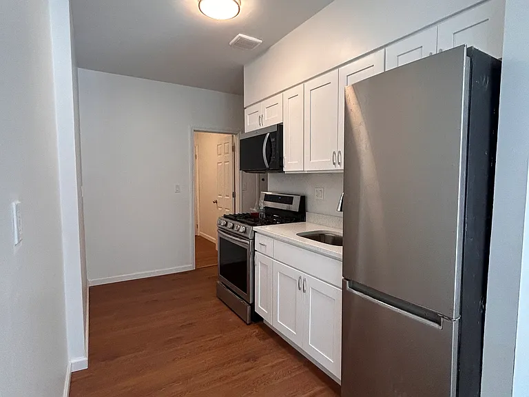 536 W 47th St #4 — Photo 6
