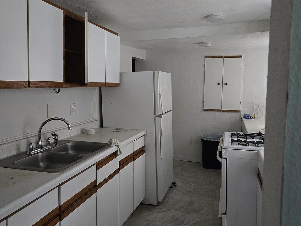 2nd image of 3425 Maple St