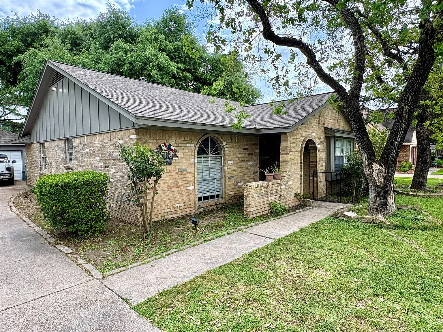 4 bed, 2.0 bath, 1830 sqft, $2,200 — Photo 3