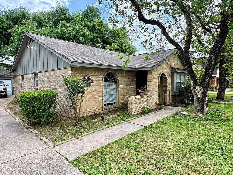 21802 Rotherham Dr — Photo 3