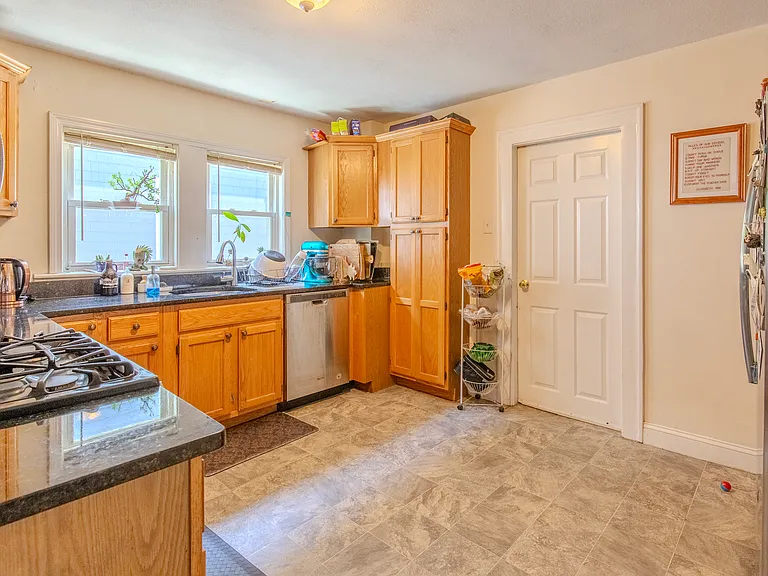 78 Governor Winthrop Rd — Photo 9