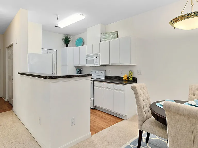Marley Manor Luxury Apartment Homes — Photo 32