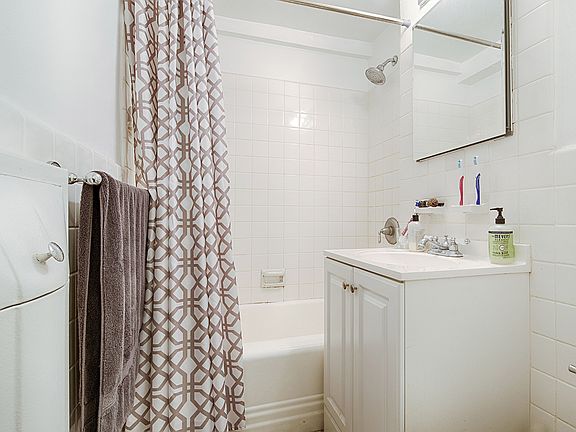 4th image of 140 E 56th St APT 6G