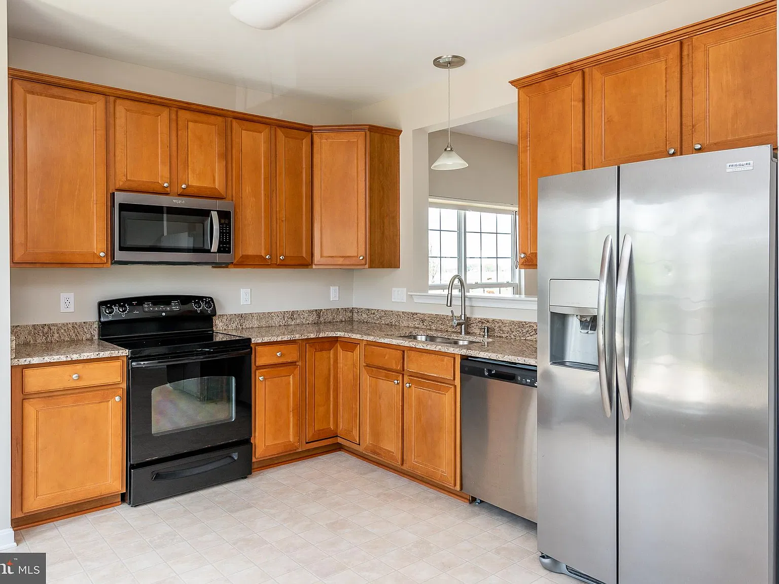 3 bed, 2.5 bath, 2300 sqft, $2,100 — Photo 3