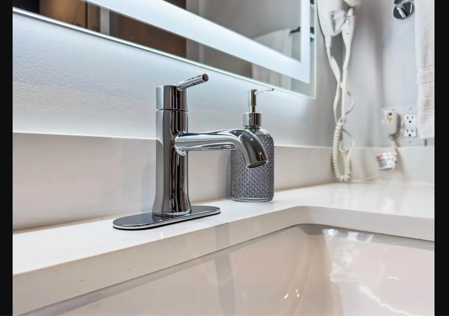 5515 Humming Bird Lane - Brand New Luxury Studio Near SOCO (301) — Photo 2