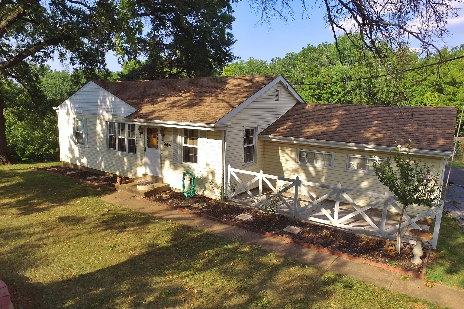 944 Schulte Rd photo 1