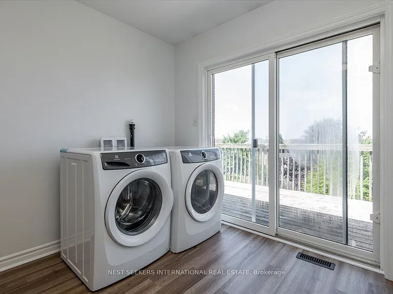 116 Courtney Cres #UPPER LEVEL — Photo 11