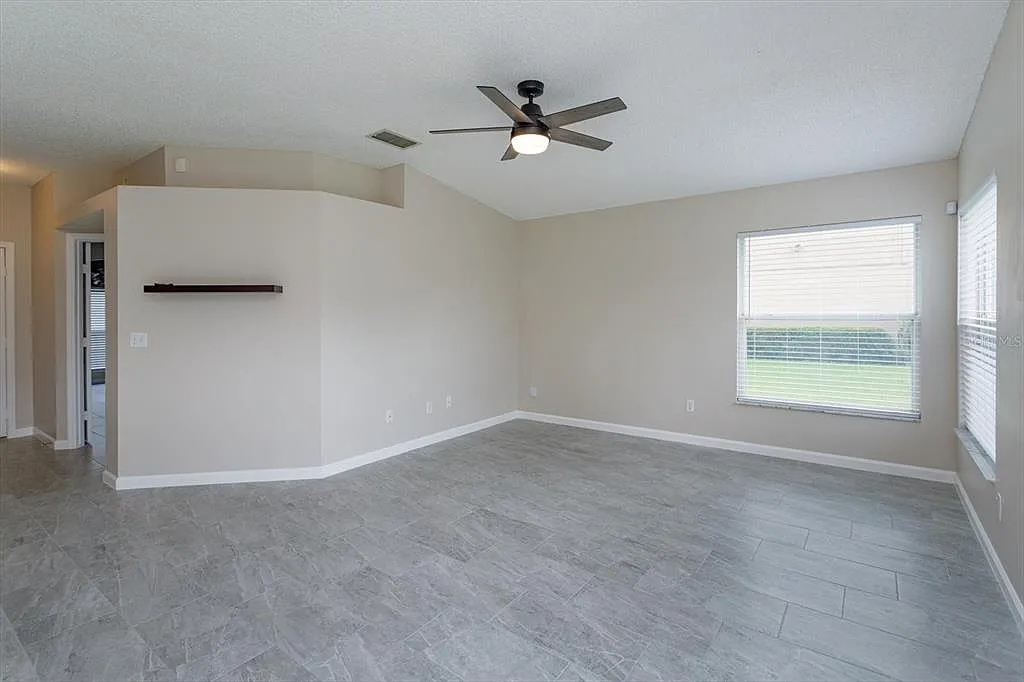 3 bed, 2.0 bath, 1291 sqft, $2,600 — Photo 4