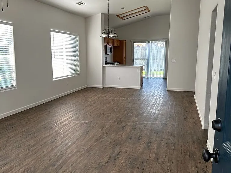 1404 Bradley Ct — Photo 2