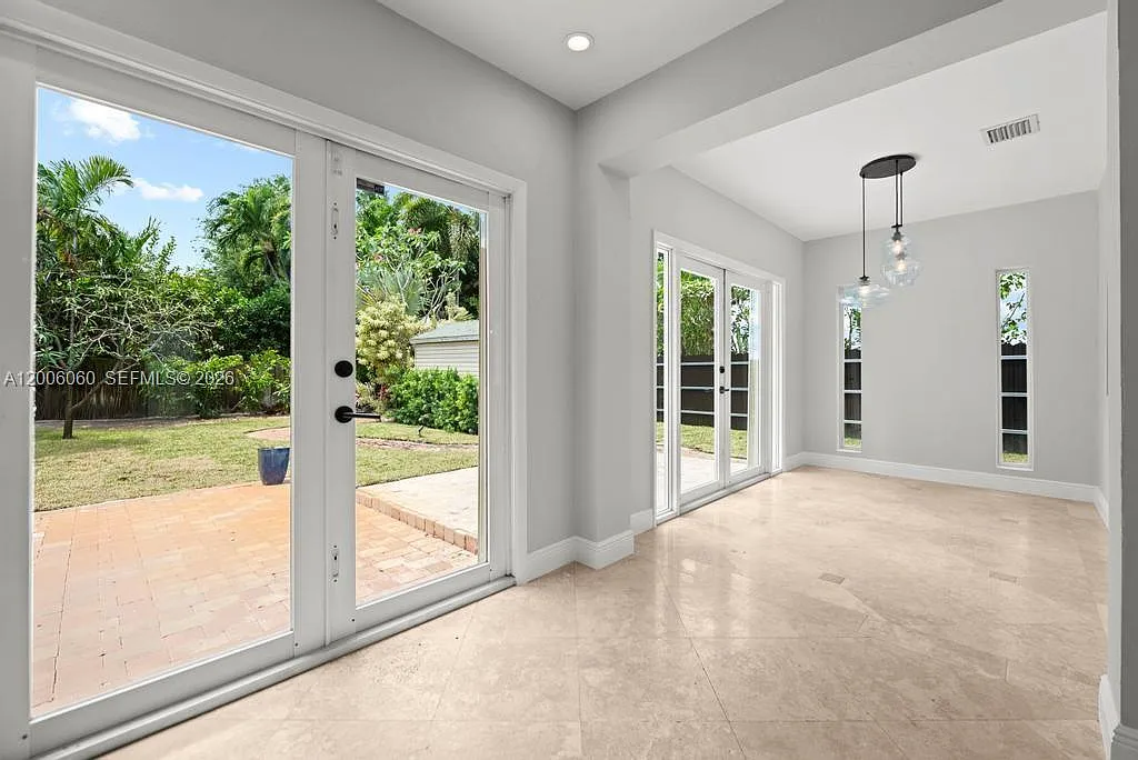 3 bed, 1.0 bath, 1224 sqft, $5,200 — Photo 1