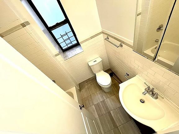 4th image of 130 Wadsworth Ave APT 32