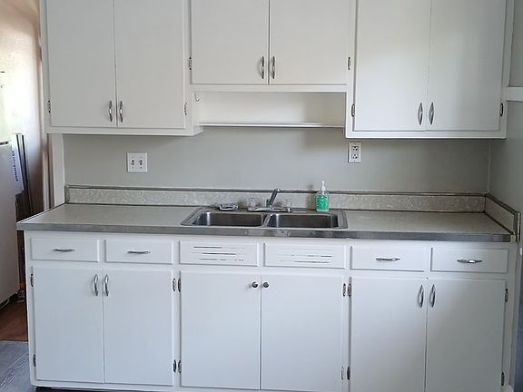 4th image of 1585 Larchmont Ave