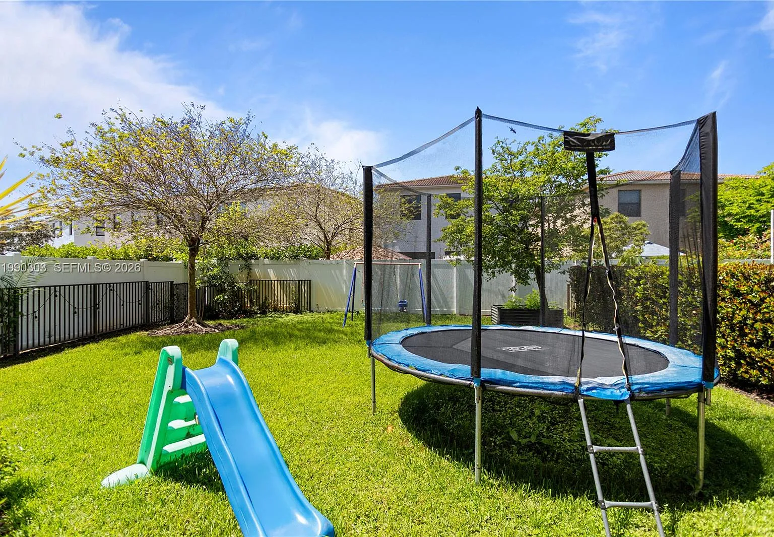 5 bed, 3.0 bath, 2702 sqft, $5,500 — Photo 2