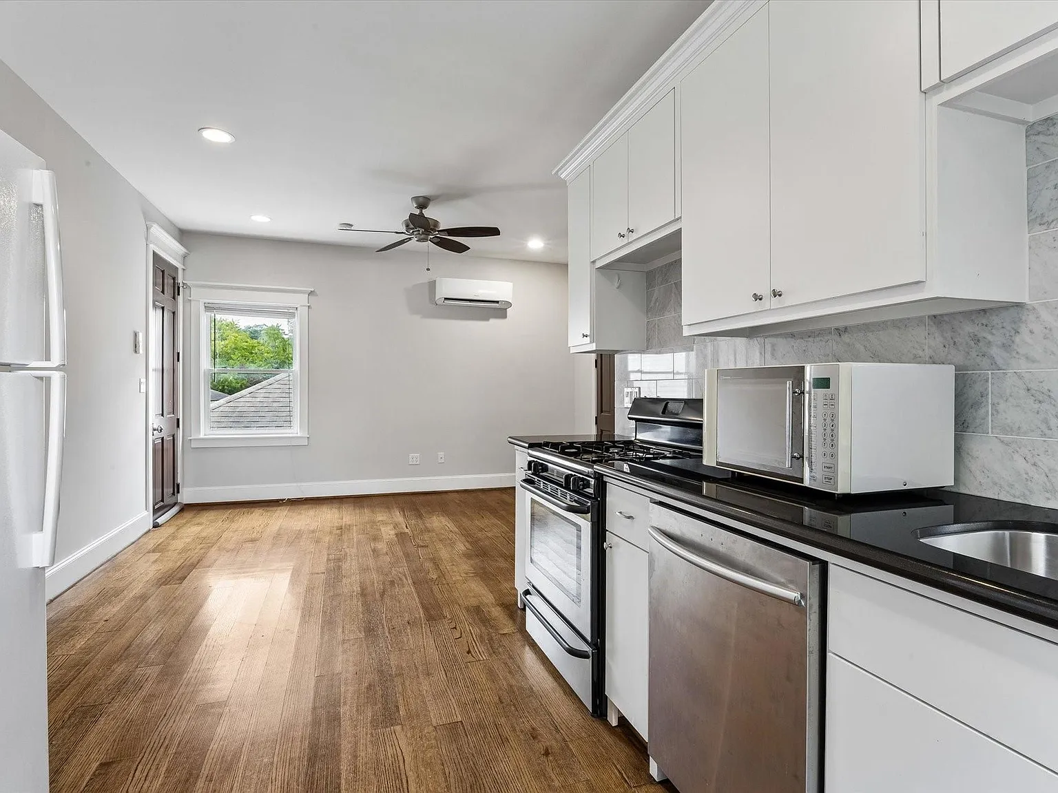 1 bed, 1.0 bath, 450 sqft, $1,700 — Photo 2