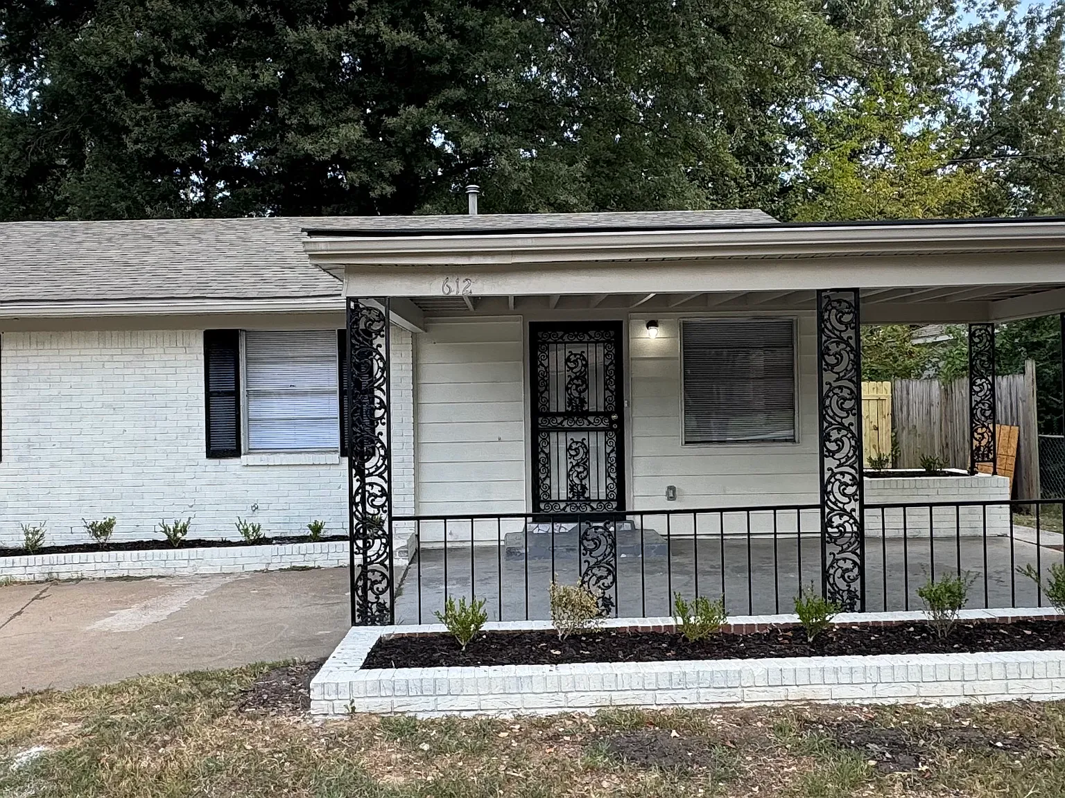 3 bed, 2.0 bath, 1279 sqft, $1,295 — Photo 1