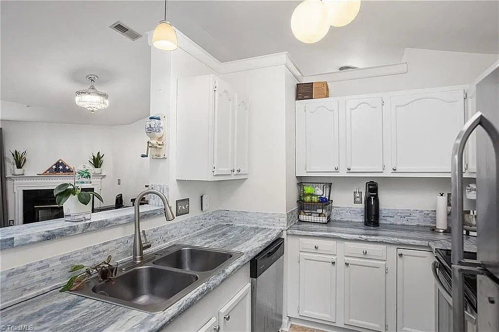 2 bed, 1054 sqft, $1,500 — Photo 4