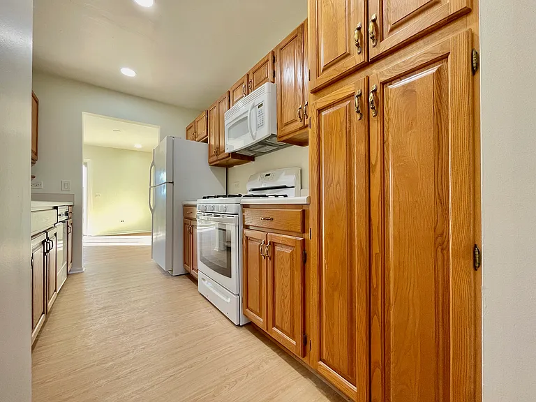 928 Stratford Ct — Photo 10