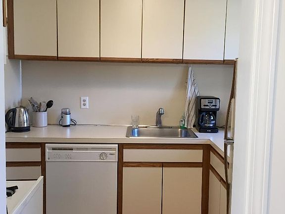 4th image of 2385 Parkwood Ave #207